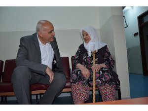 Başkan Acar'dan huzurevi ziyaret