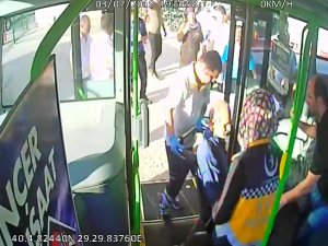 Bursa’da otobüs sürücüsü, fenalaşan yolcuyu hastaneye yetiştirdi