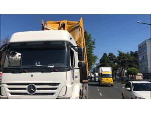 Ordu'da damperi açılan kamyon üst geçide çarptı