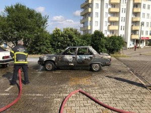 Hastane bahçesinde araç alev alev yandı