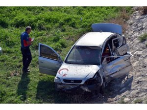 Adana’da otomobil sulama kanalına uçtu: 2 yaralı