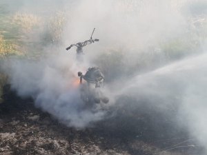 Ayvalık’ta zeytinlik alanda park halindeki motosiklet küle döndü