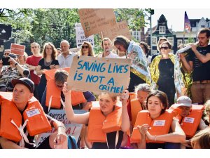 Hollanda'da düzensiz göçmenleri kurtaran Alman kaptana destek eylemi