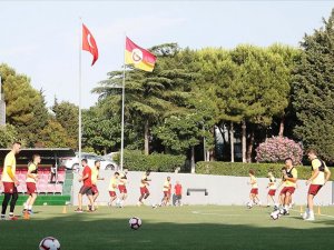 Son şampiyon Galatasaray sahaya çıktı