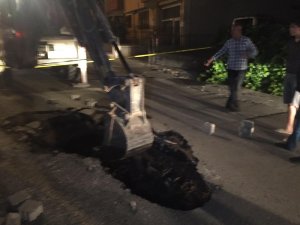 Başkent’te çöken yol korkuttu