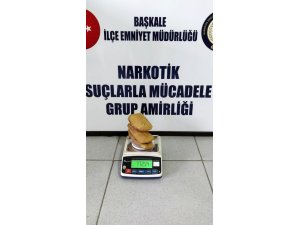 Gecenin karanlığında bahçede uyuşturucu madde aradılar