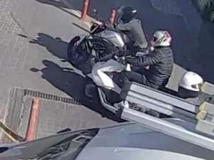 Ataşehir’de alış veriş merkezinin otoparkında motosiklet hırsızlığı kamerada