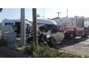 Afyonkarahisar’da tır ile minibüs çarpıştı, 14 yaralı