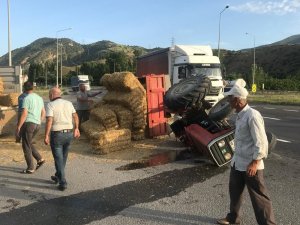 Saman balyası yüklü traktör devrildi, şans eseri yaralanan olmadı