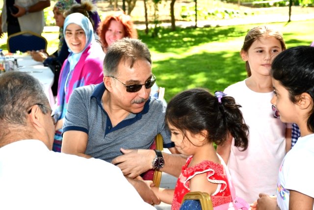 Vali Toprak'tan, çocuklara sevgi dolu kahvaltı