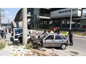 Otomobil ile kamyonet çarpıştı: 4 yaralı