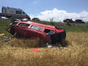 Lastiği patlayan minibüs tarlaya uçtu: 3 yaralı