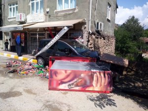 Seyir halinde emniyet kemerini takarken marketin dolabına çarptı