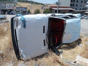 Köpeğe çarpan otomobil şarampole yuvarlandı: 3 yaralı