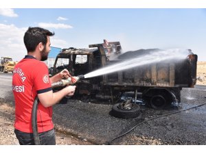 Karayollarına ait kamyon yanarak kül oldu