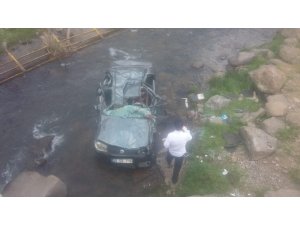 Otomobil dereye yuvarlandı: 1 ölü, 1 yaralı