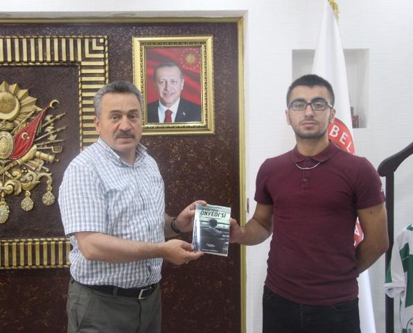 Şair Baran kitabını Başkan Tutal'a hediye etti