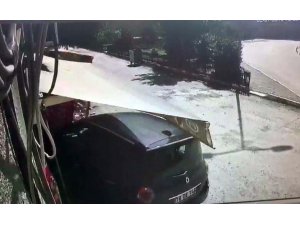 Emniyet kemerini takarken kaza yapan sürücü kamerada