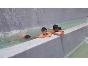 Çocukların süs havuzundaki tehlikeli atlayışları korkutuyor