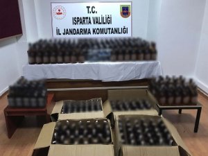 Isparta’da piyasa sürülmek istenen 339 şişe kaçak içki ele geçirildi