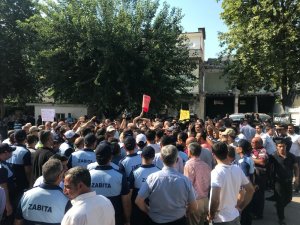 Belediye önünde eylem yapan esnaf köprüde trafiği kapattı