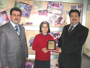 S.Aymaz, ödüllü ressam öğrencisini ödüllendirdi