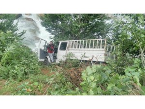 Rize'de kamyonet dereye yuvarlandı: 3 yaralı