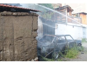 Tosya’da araç yangını eve sıçradı