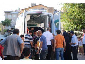 Vişne toplamak için çıktığı ağaçtan düşen şahıs yaralandı