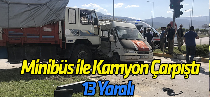 Konya'da minibüs ile kamyon çarpıştı: 13 yaralı