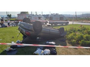 Ters dönen araç içinde sıkışan iki kişi kurtarıldı