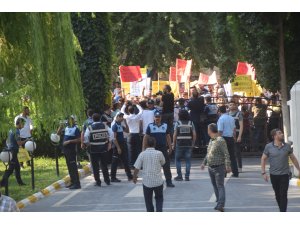 Şanlıurfa'da heyelanda yolu kapanan esnaftan yol kapatma eylemi