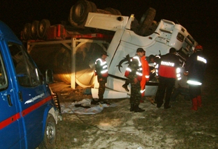 Tanker şarampole devrildi: 1 ölü