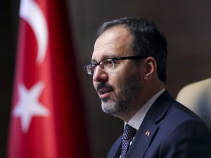 Bakan Kasapoğlu’ndan milli yüzücü Beril Böcekler’e tebrik mesajı