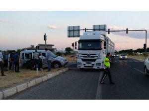 Hafif ticari araç ile Tır çarpıştı