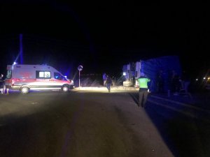 4 gün arayla aynı yerde yine saman yüklü kamyon devrildi