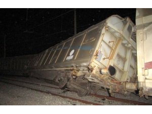 Askeri mühimmat taşıyan tren raydan çıktı