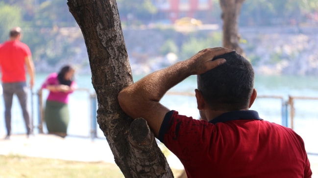 Kadın intihara teşebbüs etti Kocası izlemekle yetindi