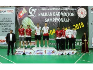 Genç badmintoncular başarıya doymuyor