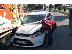 Otomobil kamyonetin altına girdi