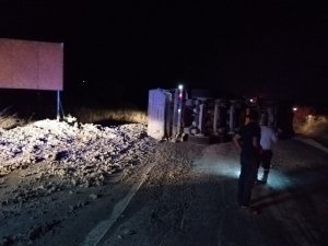 Mersin’de hafriyat kamyonu devrildi: 2 yaralı