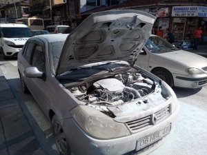 -Park halindeki yanan araca vatandaş müdahale etti