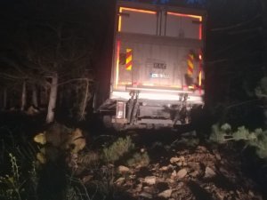 Kontrolden çıkan kamyon şarampole yuvarlandı
