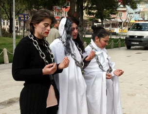 Kadınlardan kefenli zincirli dua