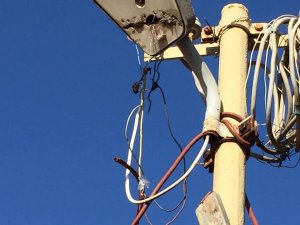 Elektrik direğinden düşüp hayatını kaybetti