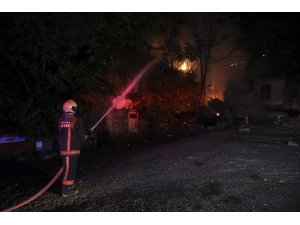 Beslediği kediler yaşlı adamı yangından son anda kurtardı