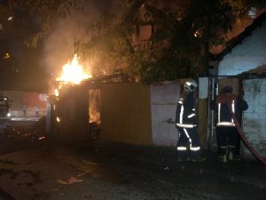 Ankara Altındağ’da çıkan yangında 2 ev kül oldu