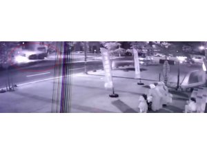 Sancaktepe’de otomobilin kaldırıma uçarak yayaların arasına daldığı feci kaza kamerada