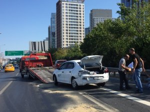Hafriyat kamyonundan yağ aktı, 4 araç kaza yaptı