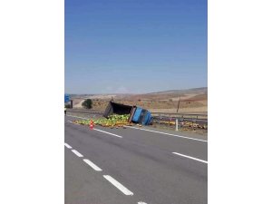 Çorum’da kamyon şarampole devrildi: 1 yaralı